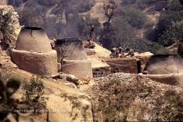 Image du Maroc Professionnelle de  Les ouvriers de le Vallée Chaâba s’activent près des fours où l’on procède à la cuisson des poteries en céramique à Safi, le 29 Août 1997. (Photo / Abdeljalil Bounhar) 